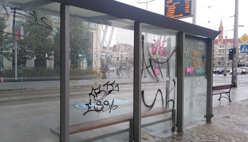 Zdewastowana wiata przy Nowym Targu we Wrocławiu