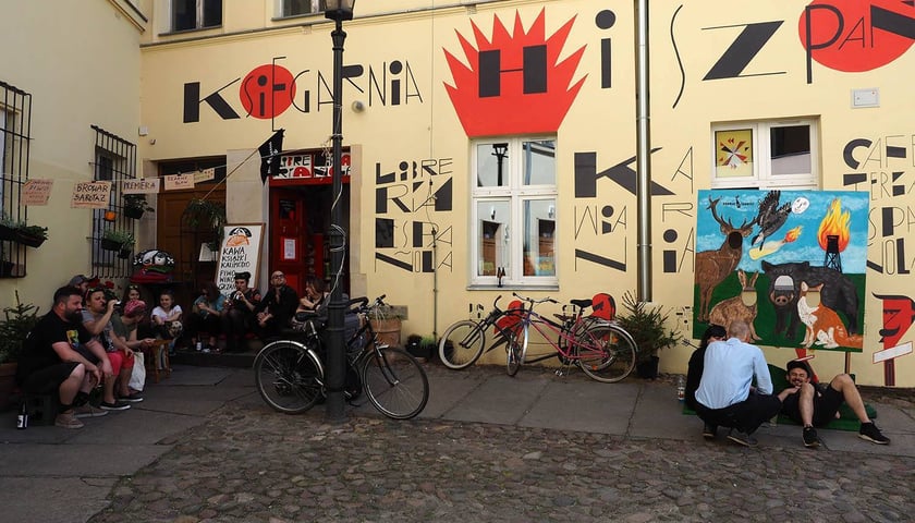 Na zdjęciu: goście przed Księgarnią Hiszpańską w Zaułku Solnym we Wrocławiu