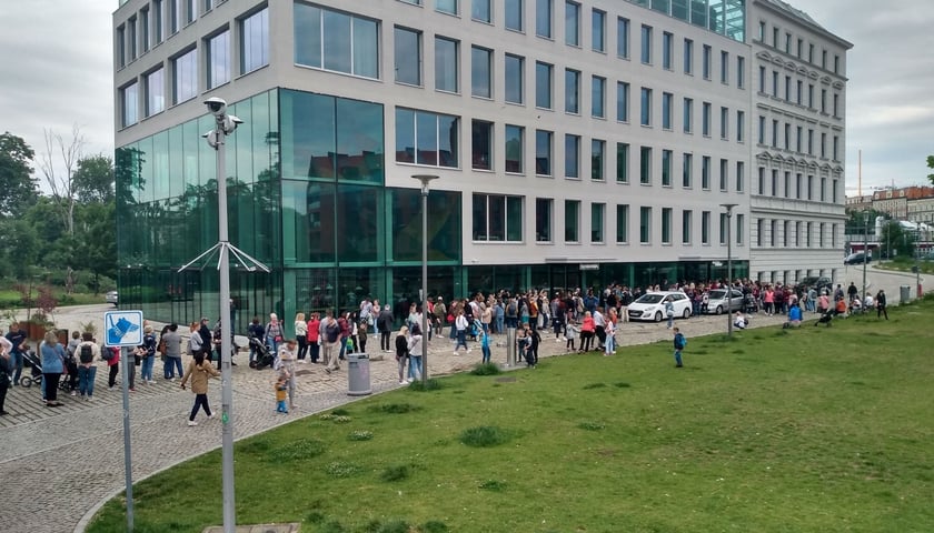 Na zdjęciu długa kolejka uchodźców czekających na otwarcie Targów Pracy dla Migrantów, Wrocław, 4 czerwca 2022. Zdjęcie ilustracyjne