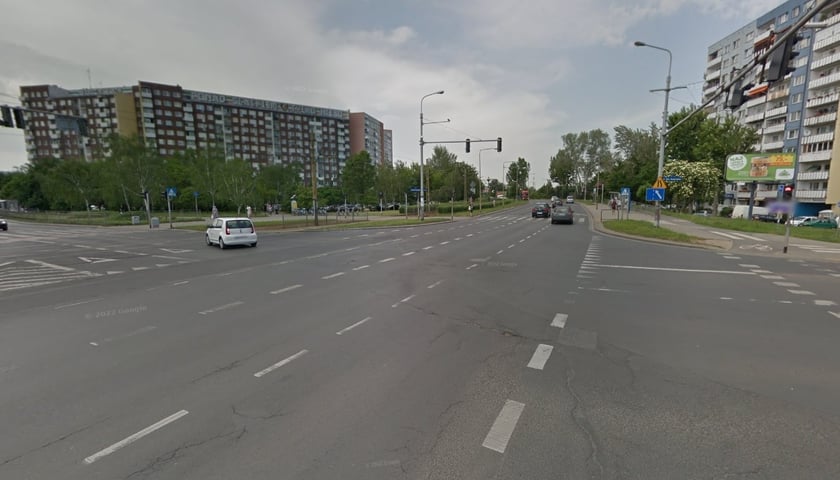 Na zdjęciu skrzyżowanie ulic Żmigrodzkiej, Broniewskiego i Kasprowicza