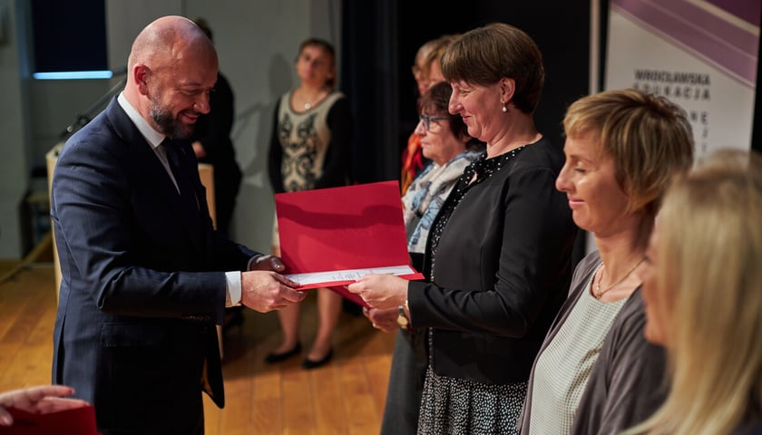 Na zdjęciu prezydent Wrocławia Jacek Sutryk wręcza nagrody nauczycielom podczas wrocławskich obchodów Dnia Edukacji Narodowej