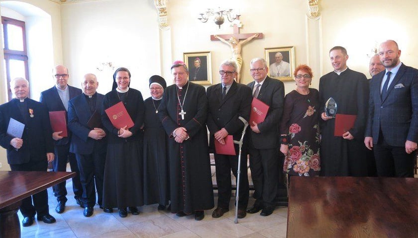 Laureaci XXX Wrocławskiej Księgi Pamięci oraz red. Wanda Ziembicka-Has, metropolita wrocławski Józef Kupny, prezydent Wrocławia Jacek Sutryk i prezes TMW Zbigniew Magdziarz