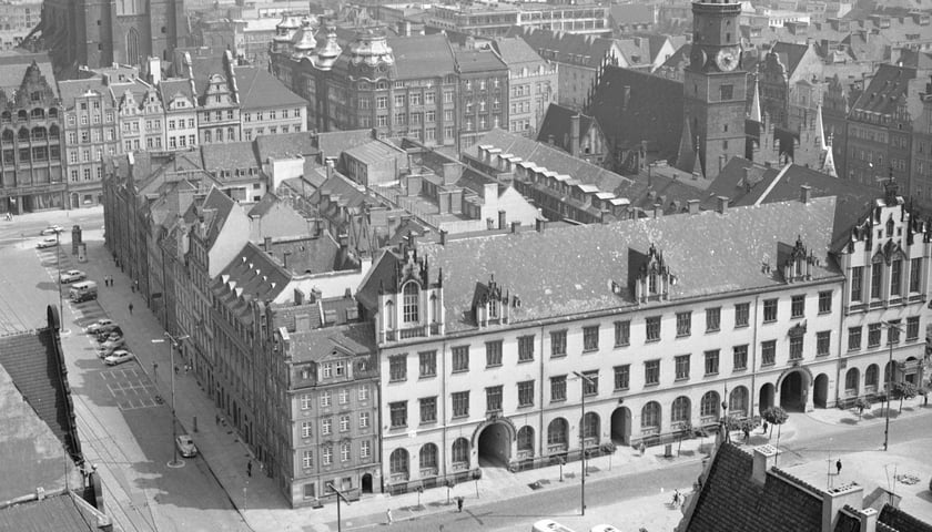 Wrocławski Rynek w latach 60. XX wieku. Widok z lotu ptaka.