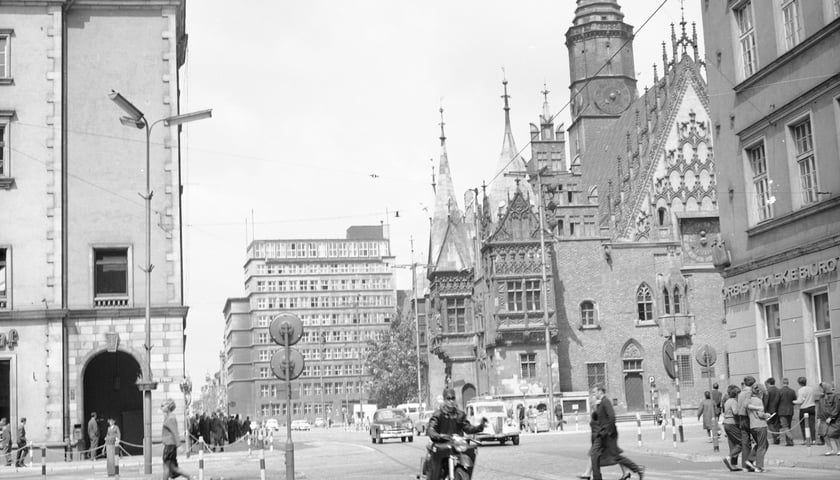 Wrocław w latach 60. XX w. Widok na Stary Ratusz z ulicy Oławskiej
