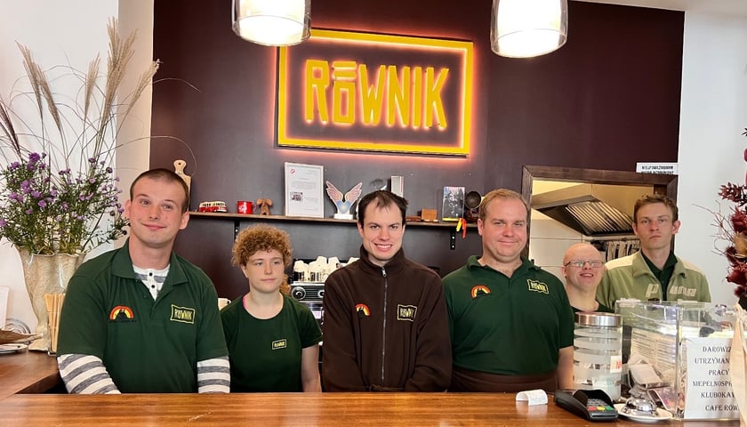 na zdjęciu pracownicy Cafe Równik stoją za ladą kawiarni