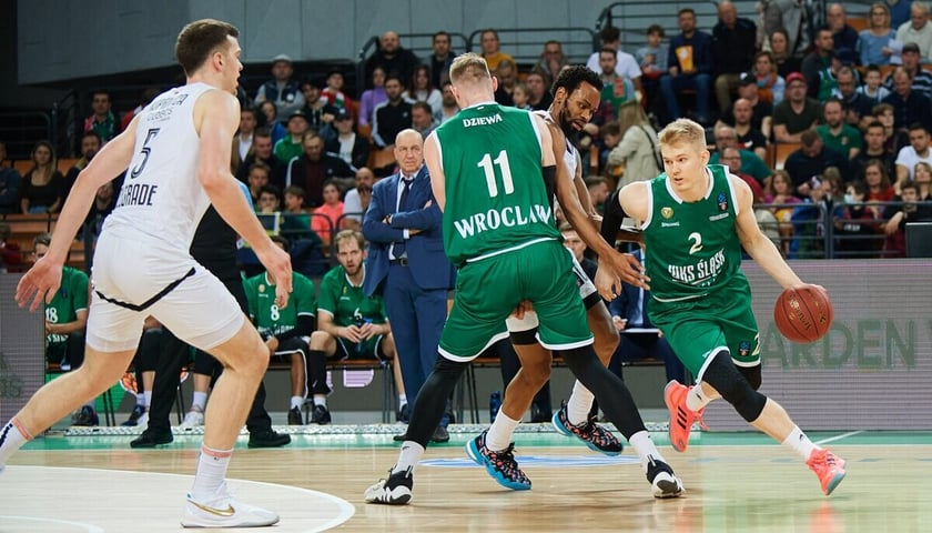 Na zdjęciu Łukasz Kolenda (z piłką) ze Śląska Wrocław podczas meczu z Partizanem Belgrad w poprzedniej edycji EuroCup