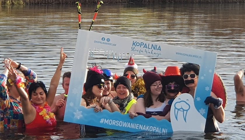 Tak morsowano w ubiegłym roku na kąpielisku Kopalnia Wrocław. Na zdjęciu widać ludzi kąpiących się w zimnej wodzie