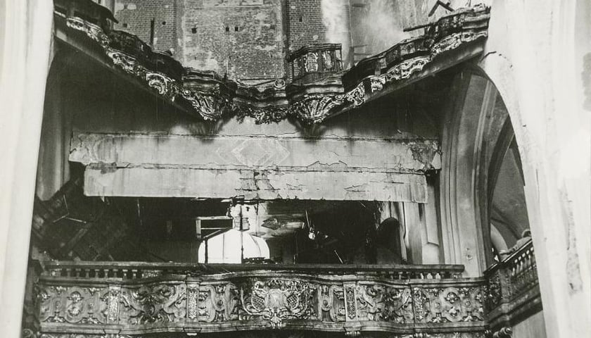 Czerwiec 1976 , Miejsce po słynnych XVIII-wiecznych posiadających 91 głosów. Zdjęcie wykonano po pożarze świątyni, który zniszczył instrument. Źródło: Archiwum Zakładu Narodowego im. Ossolińskich we Wrocławiu / fotopolska.eu