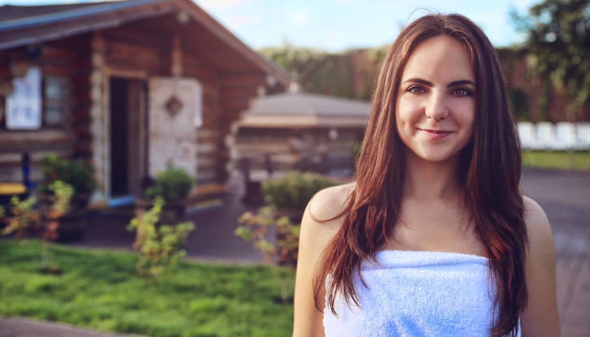 Na zdjęciu: uśmiechnięta kobieta w ogrodzie saunowym Aquaparku Wrocław 