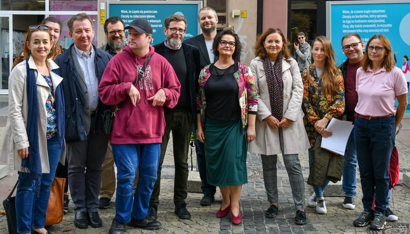 Na zdjęciu grupa ludzi stojących na ulicy Świdnickiej we Wrocławiu. Inauguracja kampanii społecznej "ZNIKAM - GUBIĘ SIĘ – TRACĘ – UCIEKAM "