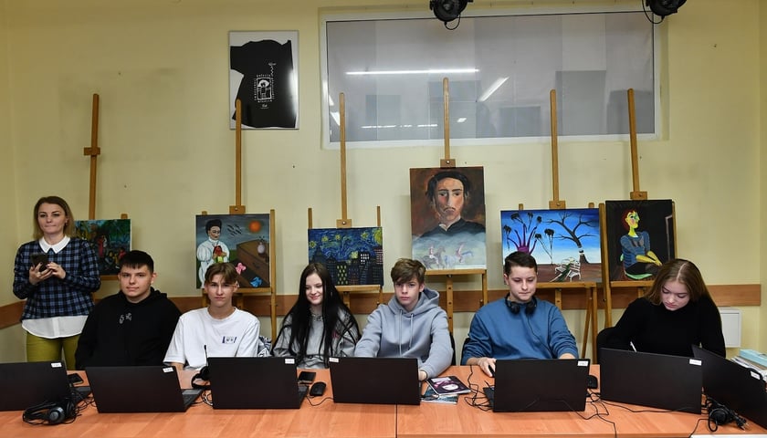 Na zdjęciu uczniowie ukraińscy na zajęciach online w Młodzieżowym Domu Kultury Śródmieście przy ul. Dubois 5