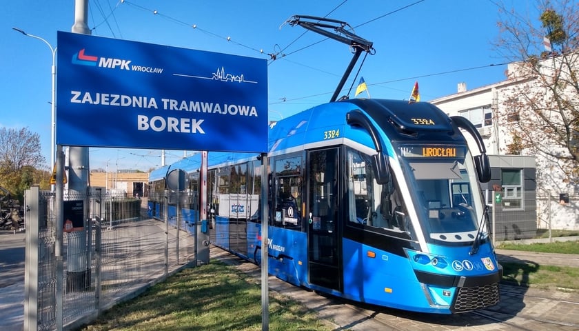 Na zdjęciu tramwaj wyjeżdża z zajezdni tramwajowej Borek