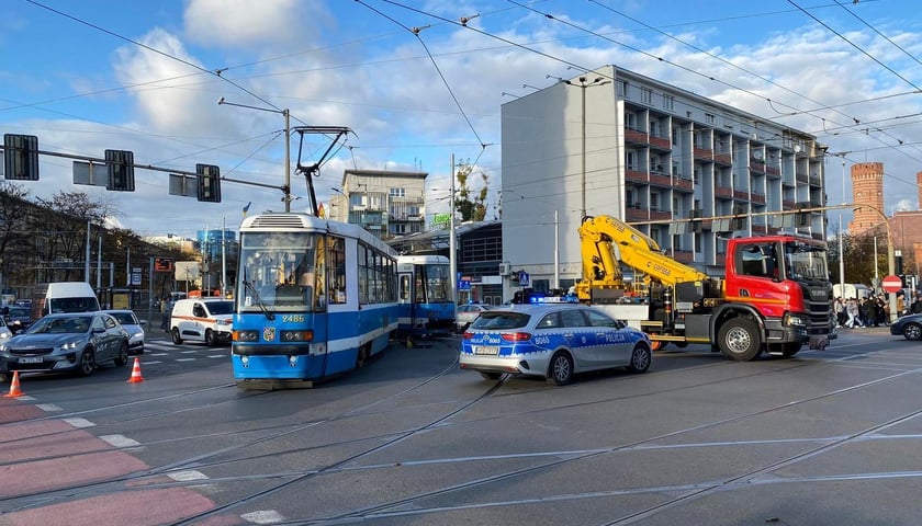 na zdjęciu dźwig podnosi wykolejony tramwaj