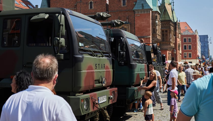 Na zdjęciu wojskowe ciężarówki Star podczas pikniku wojskowego na płycie wrocławskiego Rynku. Zdjęcie ilustracyjne