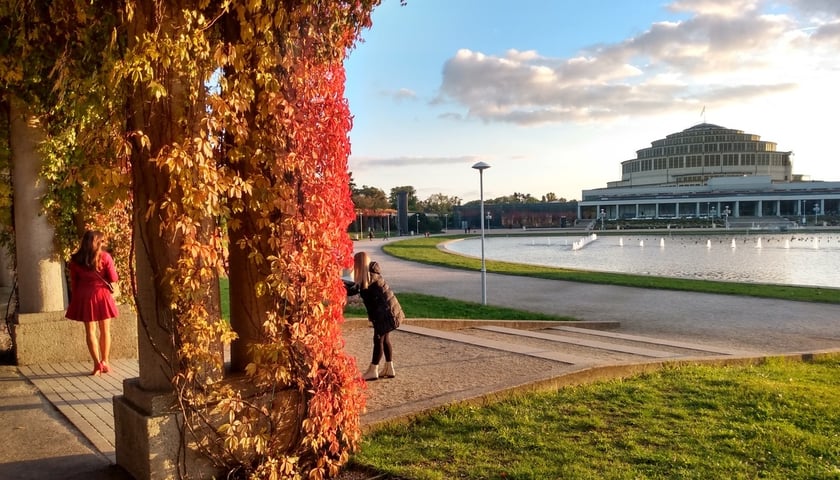 Na zdjęciu wrocławska Pergola i Hala Stulecia jesienią