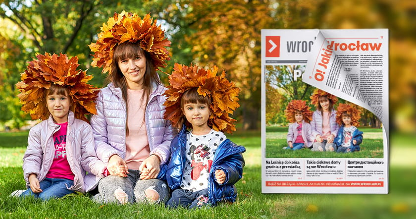 Mama z dwiema córkami z wiankami na głowach z brązowych liści w parku Klecińskim