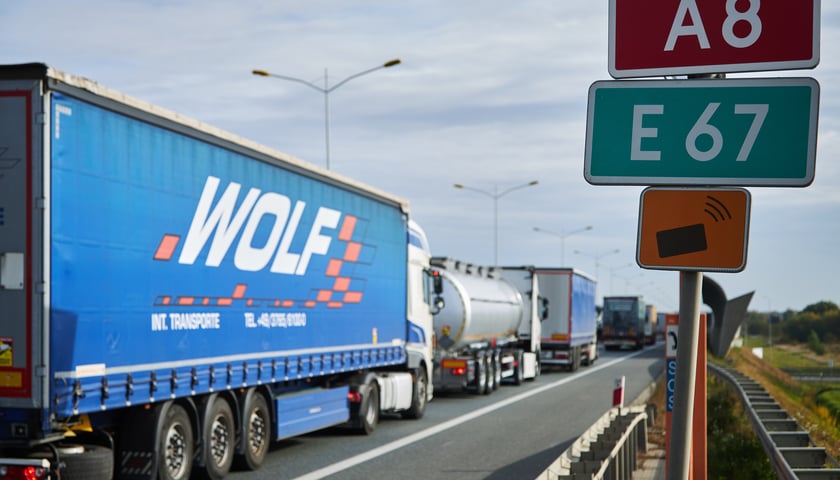 Na zdjęciu korek samochodów na autostradzie