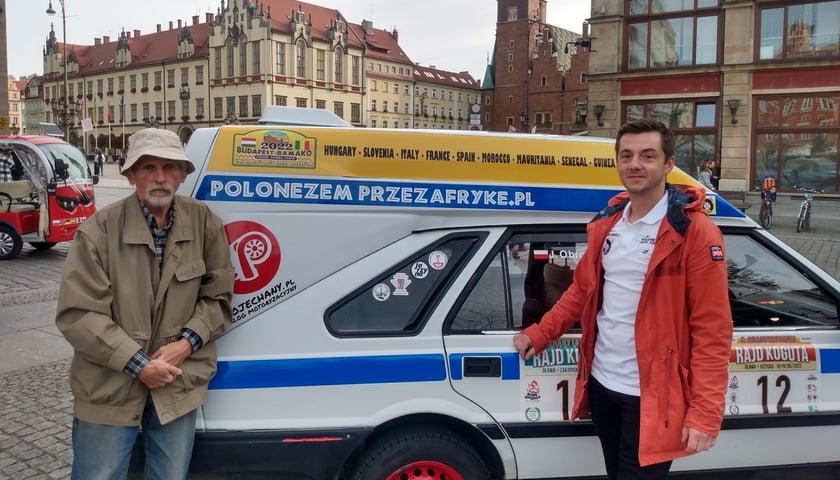 Na zdjęciu załoga poloneza, biorąca udział w rajdzie Budapeszt-Bamako. Oparci o poloneza na wrocławskim Rynku stoją - pilot Julian Obrocki (z lewej) i kierowca Marek Prokopowicz (z prawej).