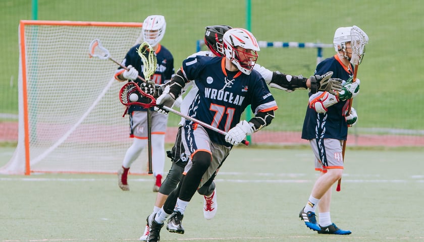 Na zdjęciu akcja z meczu Kosynierów. To dopiero 12. sezon Polskiej Ligi Lacrosse, a Kosynierzy mają już 9 trofeów
