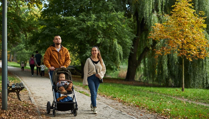 Na zdjęciu spacerująca rodzina w parku Klecińskim we Wrocławiu