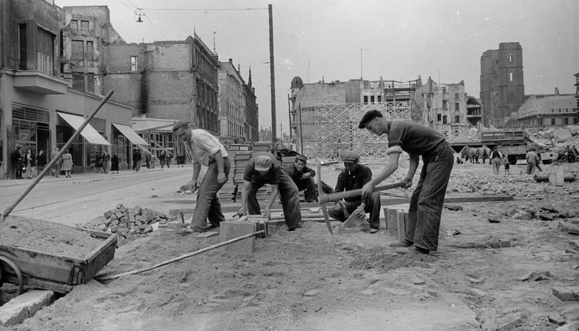 Wrocław tuż po II wojnie światowej. Na zdjęciu widać robotników pracujących na ul. Świdnickiej