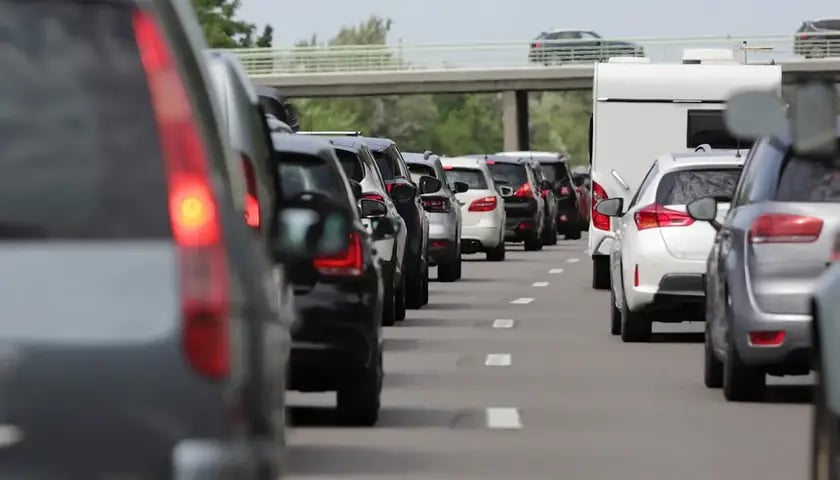 Na zdjęciu widać sznur samochodów stojących w korku
