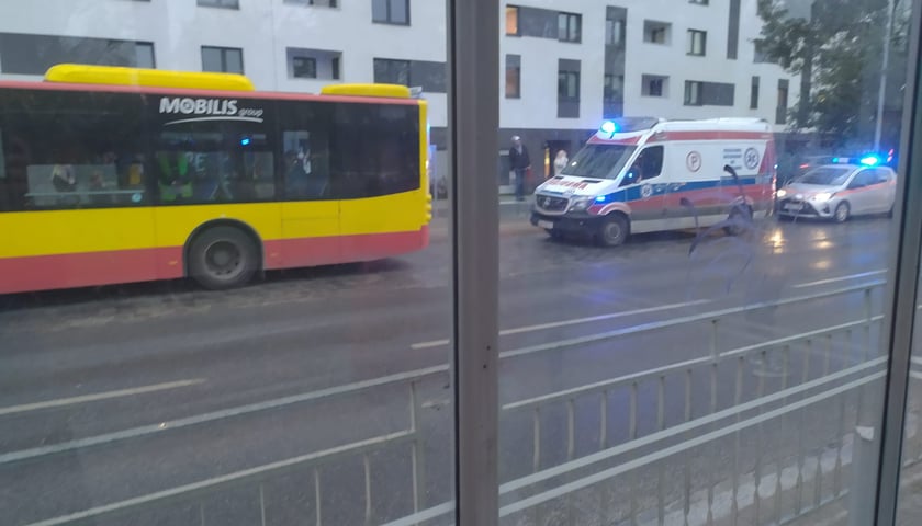 Do wypadku doszło w piątek, późnym popołudniem,  we Wrocławiu. Na zdjęciu widać autobus, w którym zostali ranni pasażerowie i karetkę pogotowia ratunkowego. 