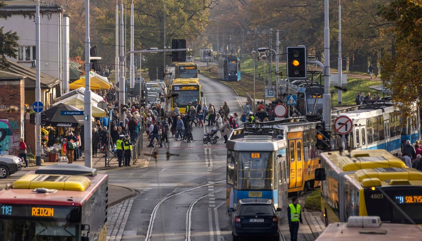 Wszystkich Świętych 2023 we Wrocławiu. Autem nie dojedziemy pod żaden z większych wrocławskich cmentarzy. Gdzie są parkingi? Jak dojechać na wrocławskie cmentarze? Organizacja ruchu 1 listopada 2023 roku.