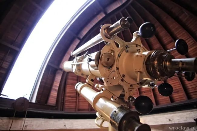 na zdjęciu teleskop w Instytucie Astronomiczny Uniwersytetu Wrocławskiego