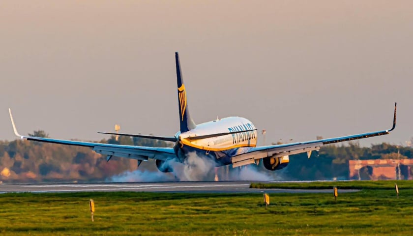 Na zdjęciu samolot linii Ryanair, lądujący na płycie wrocławskiego lotniska