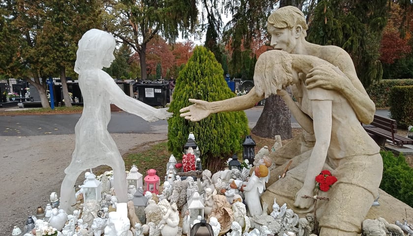 Na zdjęciu pomnik na gronie dzieci nienarodzonych na cmentarzu Osobowickim