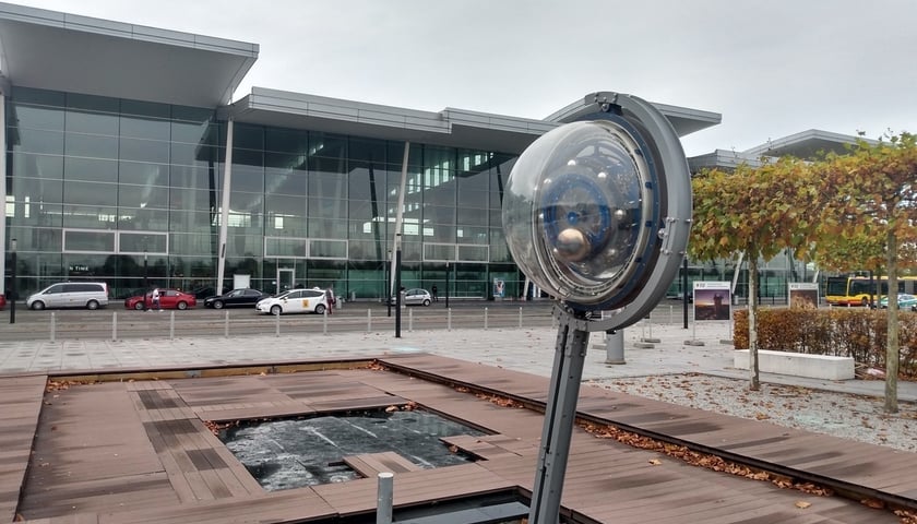 Na zdjęciu terminal pasażerski lotniska we Wrocławiu. Przed wejściem czekają taksówki