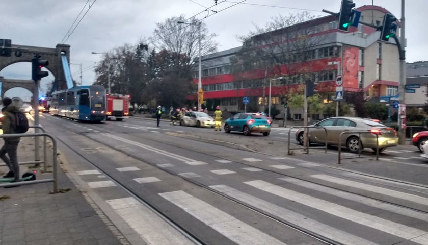 Na placu Grunwaldzkim tramwaj zderzył się z autem osobowym. Uwaga na korki