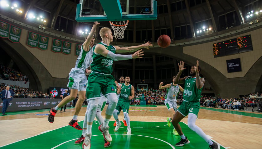 Na zdjęciu, w wyskoku na pierwszym planie Łukasz Kolenda, jeden z najlepszych zawodników Śląska w obecnych rozgrywkach EuroCup. 