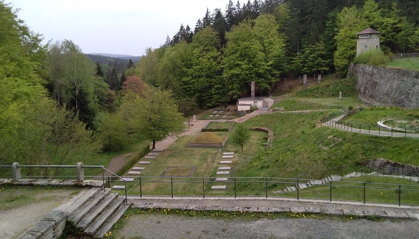 Na zdjęciu plac egzekucyjny i krematorium w obozie koncentracyjnym Flossenbürg 