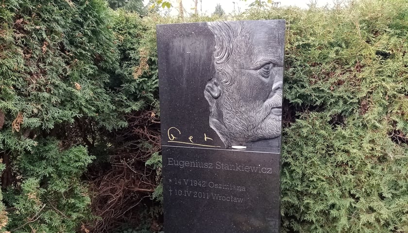 Grób artysty grafika - Eugeniusza Geta Stankiewicza - znajduje się na Cmentarzu Osobowickim 