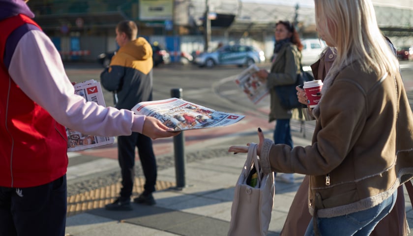 Na zdjęciu hostessy rozdające biuletyn
