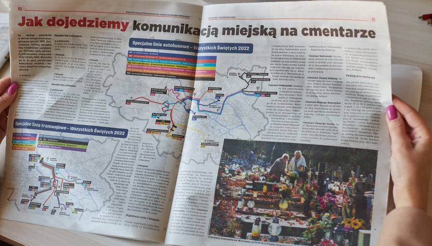 Na zdjęciu wkładka z biuletynu z mapką komunikacji na Wszystkich Świętych