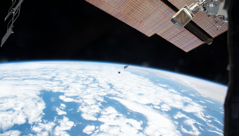 Na zdjęciu satelita, który skanuje kulę ziemską