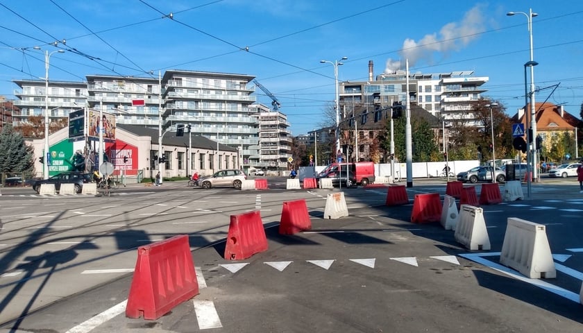 Na zdjęciu skrzyżowanie ulic: Jagiełły, Dmowskiego i Mieszczańskiej, które zostanie w pełni otwarte dla ruchu w nocy z piątku na sobotę (28-29 października)