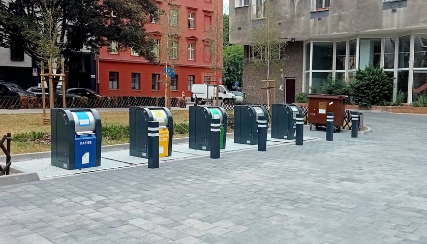 Nowoczesne kontenery na odpady powstały na podwórku w obrębie pl. Nowy Targ i pl. Nankiera