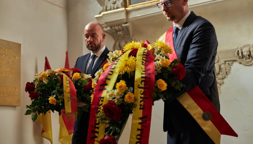 Na zdjęciu prezydent Wrocławia Jacek Sutryk i przewodniczący Rady Miejskiej Wrocławia Sergiusz Kmiecik składają wieńce w kaplicy rajców bazyliki św. Elżbiety