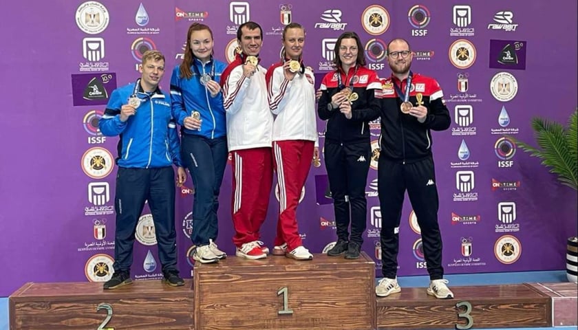 Karolina Kowalczyk (Śląsk Wrocław) i Tomasz Bartnik (Legia Warszawa) ze złotym medalem mistrzostw świata w Kairze