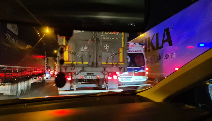 na zdjęciu ilustracyjnym auta nocą na zakorkowanej drodze  