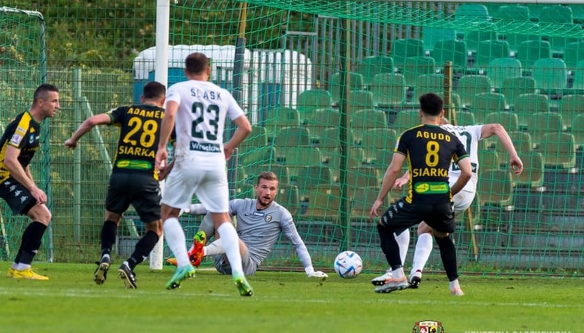 Na zdjęciu akcja z meczu rezerw Śląska Wrocław z Siarką Tarnobrzeg
