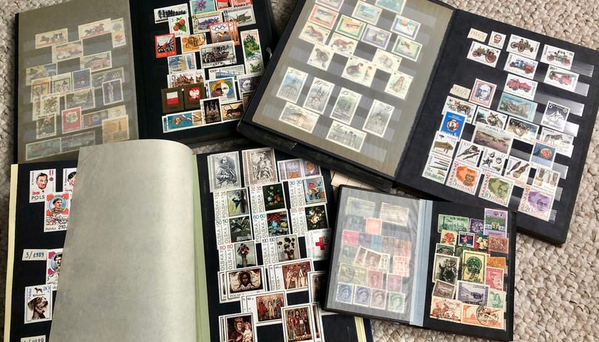 Na zdjęciu kolekcja znaczków pocztowych