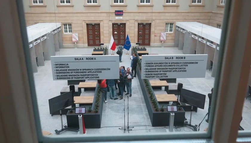 Na zdjęciu otwarcie nowej sali paszportowej w Dolnośląskim Urzędzie Wojewódzkim w 2019 roku 