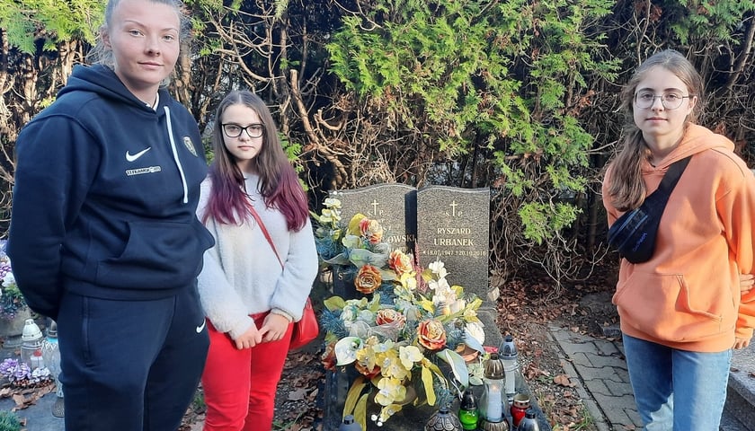 młodzi piłkarze Akademii Śląska na cmentarzu