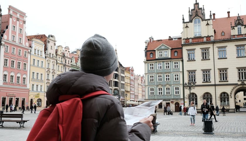 Na zdjęciu uczeń na wrocławskim Rynku