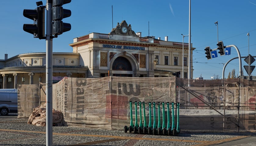 Na zdjęciu remont fontanny na placu Orląt Lwowskich